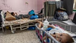 गाजा में बच्चे कुपोषण से पीड़ित