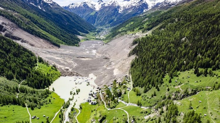 Nuošliaužos palaidotas Šveicarijos kaimas