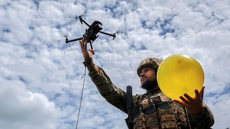 Las tropas ucranianas realizan un entrenamiento anti-drones en el área de Járkov