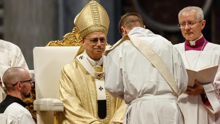 папата на ръкополагането на новите свещеници