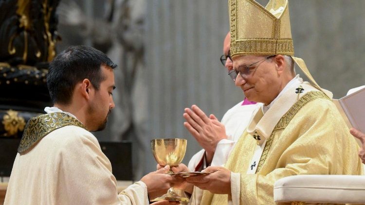 Il Papa ai preti, la Chiesa � ferita, siate credibili