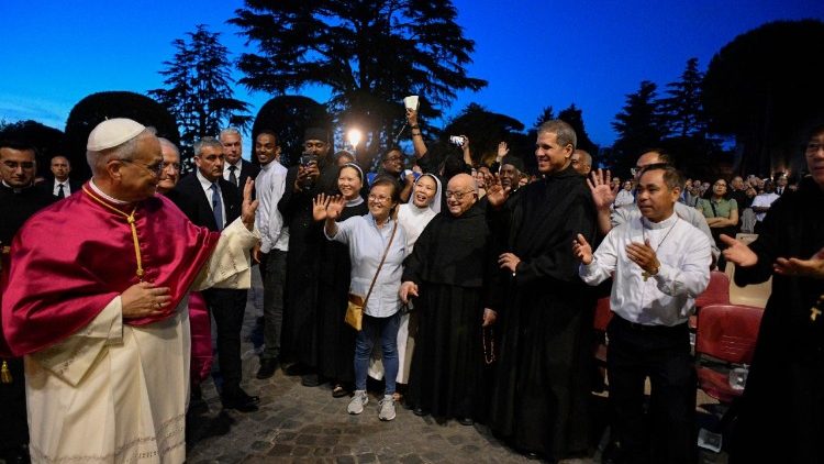 Leó pápa a hívek körében a Vatikáni kertekben a Lourdes-i barlangnál