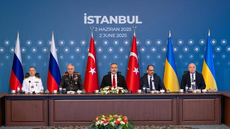 Le delegazioni russe e ucraine a Istambul, in Turchia, per il secondo round dei colloqui di pace