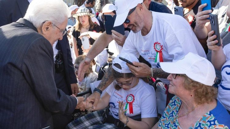 Il presidente Mattarella saluta alcuni degli ospiti nei Giardini