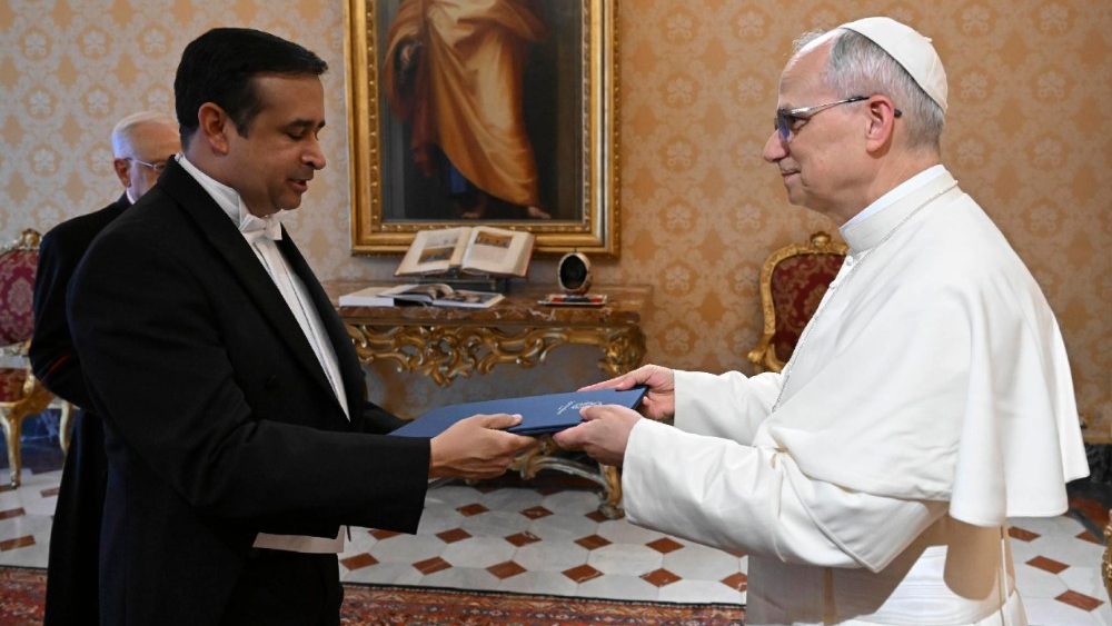 Papa pret ambasadorin e Republikës Domenikane.