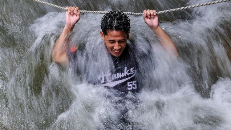 Un uomo cerca di rinfrescarsi a Tanjung Malim, in Malesia, alle prese con il caldo monsonico (Epa)