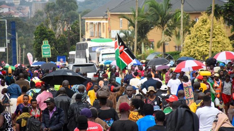 Mahujaji wakitembea kuelekea Namugongo