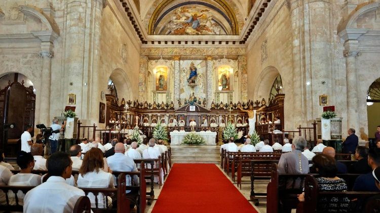 हवाना के महागिरजाघर में आयोजित पवित्र मिस्सा के दौरान महाधर्माध्यक्ष पॉल रिचर्ड गलाघेर