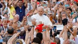 மக்கள் மத்தியில் திருத்தந்தை 14-ஆம் லியோ 