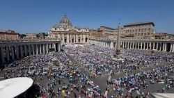 संत पेत्रुस महागिरजाघर के प्राँगण में जागरण प्रार्थना