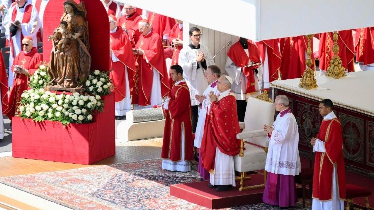 स्वर्ग की रानी प्रार्थना का पाठ करते हुए संत पापा लियो 14वें