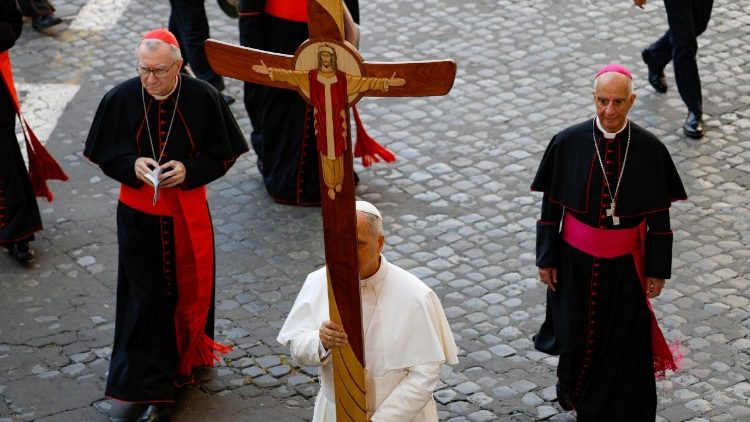 संत पापा संत पेत्रुस महागिरजाघऱ के पवित्र द्वार से गुजरते हुए परमधर्मपीठ के जुलूस का नेतृत्व करते हैं