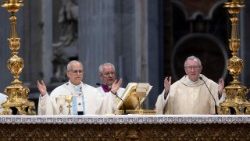 Il Papa, per servire la Santa Sede cercare di essere santi