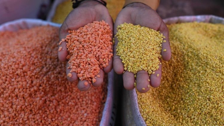 Il banco di un mercato a Karachi, in Pakistan (Epa/Shanzaib Akber)