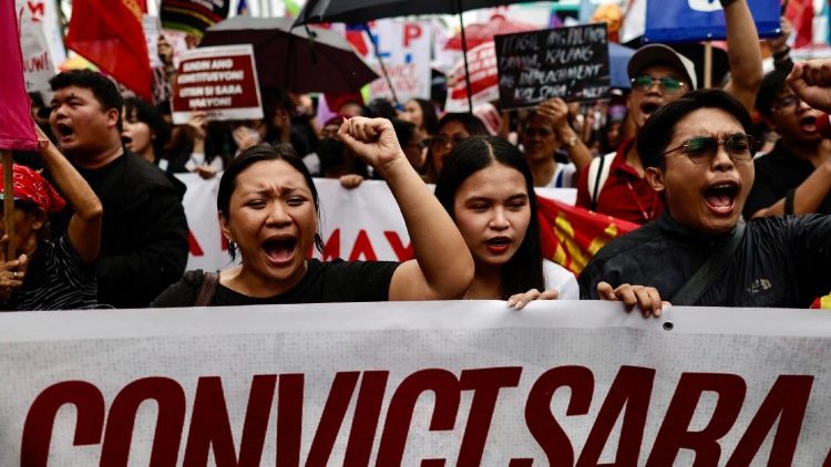 துணை அரசுத் தலைவர் பதவிவிலகக் கோரி மக்கள் போராட்டம் 