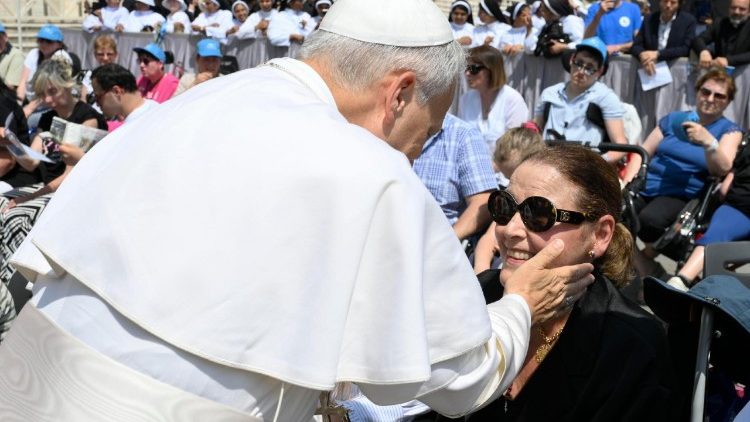 बुधवारीय आम दर्शन समारोह में संत पापा लियो 14वें प्रांगण में विश्वासियों से मुलाकात करते हुए