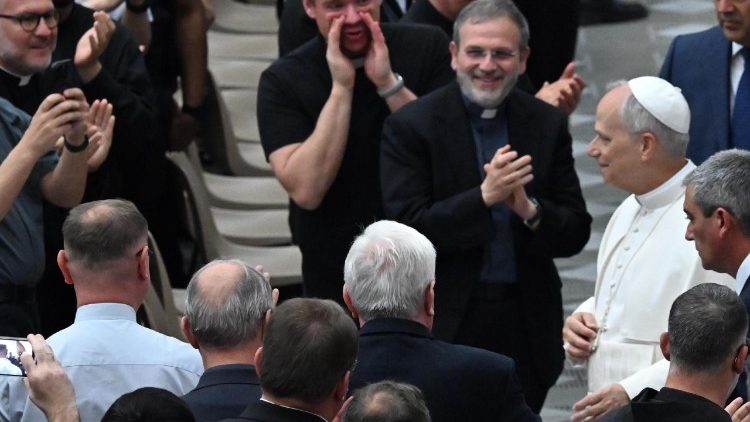 रोम के पुरोहितों से मुलाकात करते पोप लियो 14वें