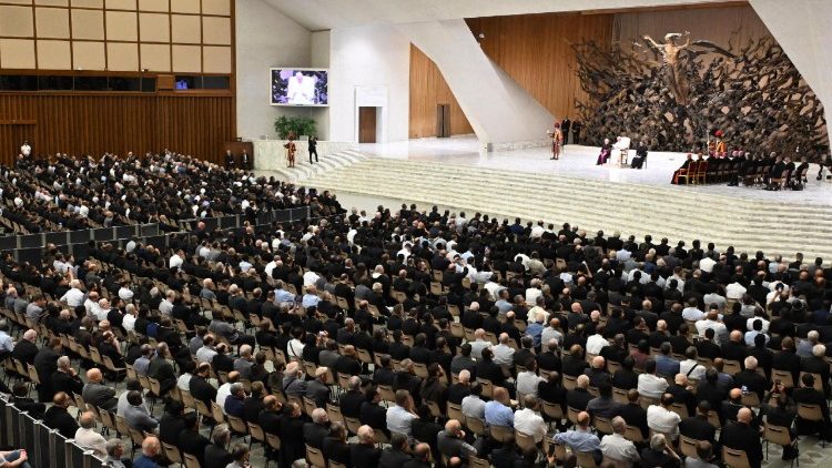 रोम के पुरोहितों से मुलाकात करते संत पापा लियो 14वें