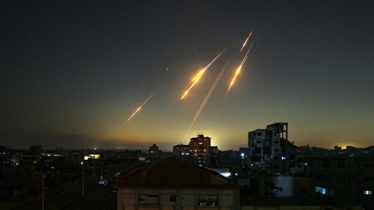 ईरान ने इजरायल पर मिसाइलों की नई खेप दागी