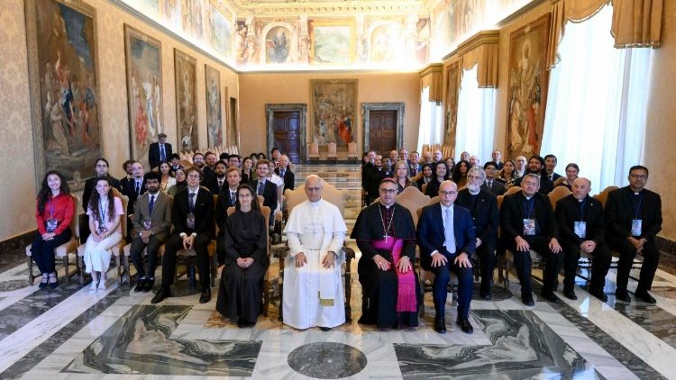 Leó pápa a Caste Gandolfo-i nyári egyetem tanáraival és diákjaival