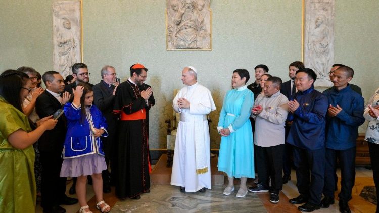 Uma foto fornecida pela mídia do Vaticano mostra o Papa Leão XIV (E) durante uma audiência privada com o cardeal italiano Giorgio Marengo no Vaticano, Cidade do Vaticano, 17 de junho de 2025. ANSA/VATICAN MEDIA