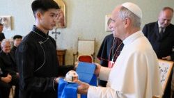 O Papa Leão XIV (E) recebendo um presente durante uma audiência privada com o cardeal italiano Giorgio Marengo no Vaticano, Cidade do Vaticano, 17 de junho de 2025.