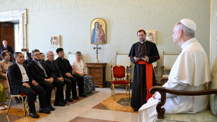Uma foto fornecida pela mídia do Vaticano mostra o Papa Leão XIV (E) durante uma audiência privada com o cardeal italiano Giorgio Marengo no Vaticano, Cidade do Vaticano, 17 de junho de 2025. ANSA/VATICAN MEDIA