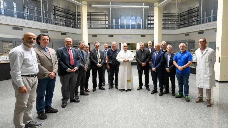 Le&oacute; p&aacute;pa a r&aacute;di&oacute;&aacute;llom&aacute;son dolgoz&oacute;kkal &eacute;s az igazgat&oacute;s&aacute;ggal