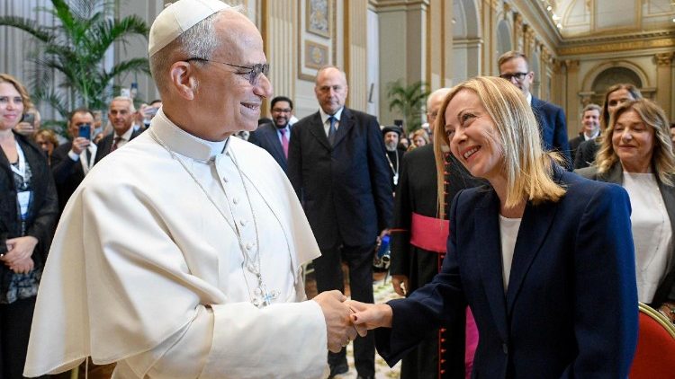 ലിയൊ പതിനാലാമൻ പാപ്പാ ഇറ്റലിയുടെ പ്രധാനമന്ത്രി ശ്രീമതി ജോർജ മെലോണിയുമൊത്ത്, ഭരണാധികാരികളുടെ ജൂബിലിയോടനുബന്ധിച്ച്  അനുവദിച്ച കൂടിക്കാഴ്ചാ വേളയീൽ, 21/06/2025