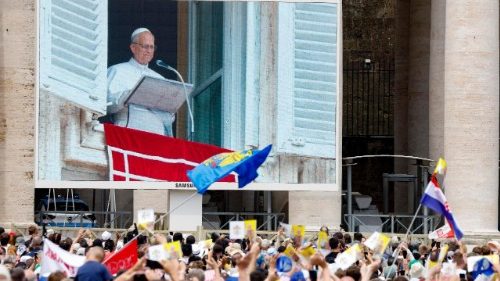 Gläubige jubeln dem Papst zu