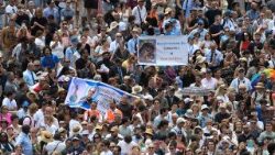 வத்திக்கான் வளாகத்தில் கூடியிருந்த மக்கள் 