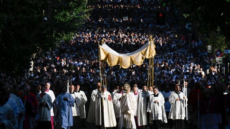 संत जॉन लातेरेन महागिरजाघर के प्रांगण से संत पापा लियो की अध्यक्षता में  संत मरिया मेजर महागिरजाघर तक यूखरिस्तीय जुलूस