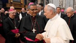 संत पापा लियो धर्माध्यक्षों के साथ संत पेत्रुस महागिरजाघर में