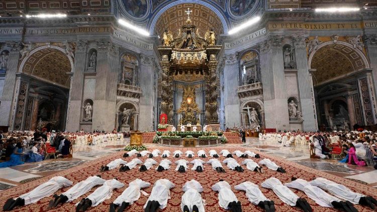 Il Papa in Basilica San Pietro per messa in cui ordina 32 preti