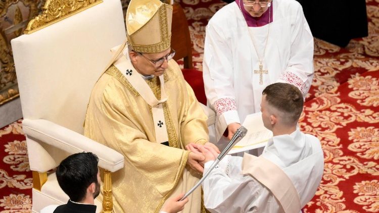 Mapadre ni wahudumu wa Mafumbo ya Kanisa