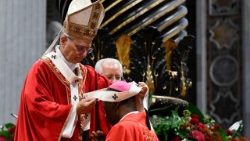 教宗良授予新總主教羊毛肩帶