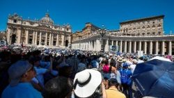 देवदूत प्रार्थना का संचालन करते पोप लियो