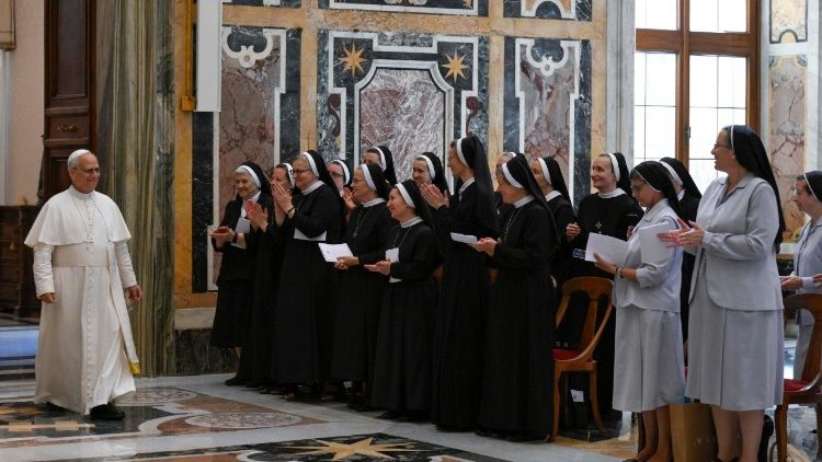 துறவற அருள்சகோதரிகளுடன் திருத்தந்தை