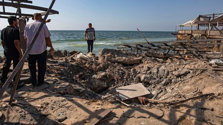 La caffetteria a Gaza City distrutta dai raid israeliani