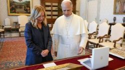 Il Papa accoglie la premier Meloni, 'molto piacere'