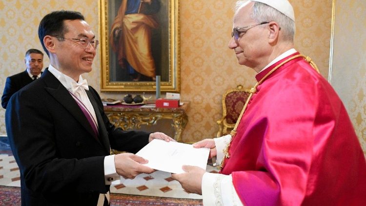 चीन के राजदूत माननीय अंतोनी चुंग यी हो का प्रत्यय पत्र स्वीकार करते हुए संत पापा लियो 14वें