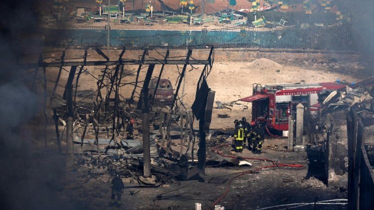 Бензиностанцията след експлозията