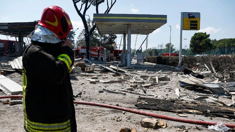 விபத்துக்குள்ளான பெட்ரோல்  நிலையம்