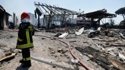 Un pompier au travail après l'explosion de la station-essence de la via Gordiani, dans l'est de Rome.