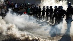 Polizisten im Juli letzten Jahres in Los Angeles bei einer Demonstrationen gegen die Verhaftungen von Einwanderern