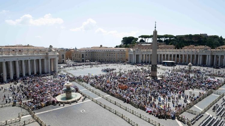 A Szent Péter téren a nagy hőség ellenére sokan egybegyűltek a vasárnapi Úrangyala imádságra