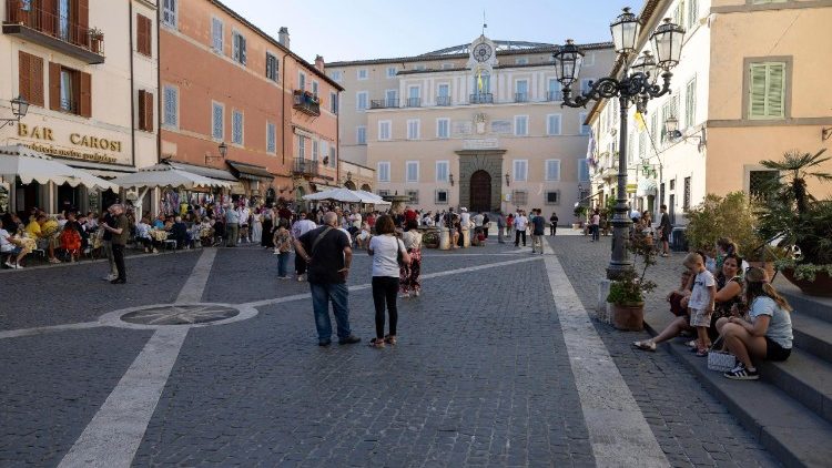 Pagrindinė Kastel gandolfo aikštė ir apaštaliniai rūmai