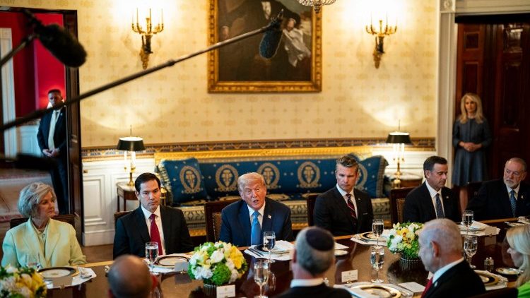 Una imagen del encuentro entre el presidente estadounidense Trump y el primer ministro israelí Netanyahu en una misión en los Estados Unidos junto con sus respectivos equipos