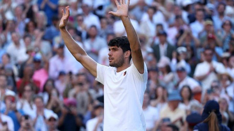 Il campione di tennis spagnolo Carlos Alcaraz a Wimbledon, Londra (Epa)