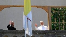 Леў XIV з Уладзімірам Зяленскім падчас сустрэчы ў Кастэль-Гандольфа